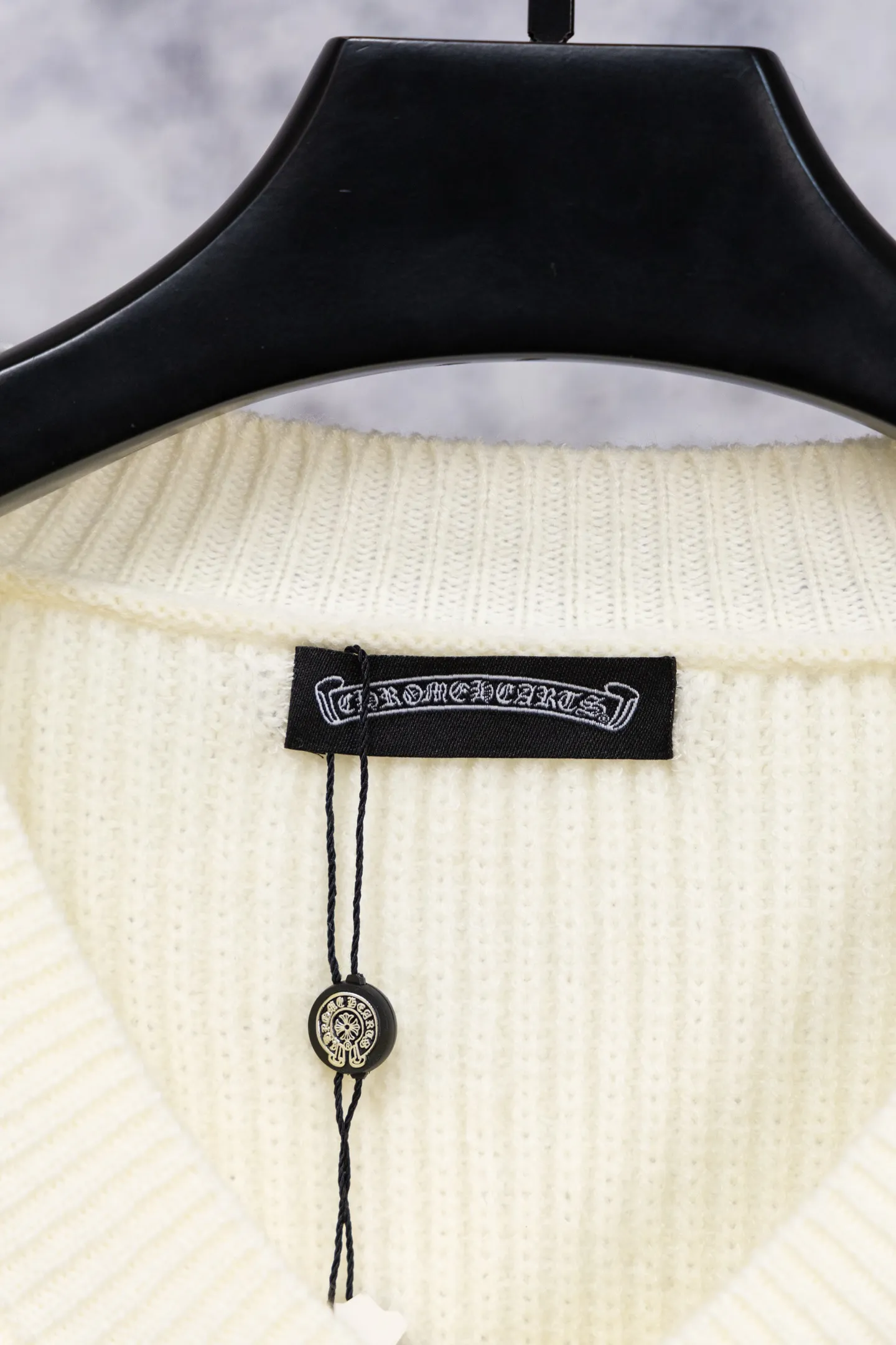 P280 Chrome Hearts CH Chrome Hearts 2026 new style, super heavy-duty Chrome Hearts large sweater with a cross atmosphere, thick stitched round neck patchwork sweater, soft and comfortable fabric, no skin-pricking feeling, loose, comfortable and stylish, warm and high-end to wear, the appearance can easily beat all versions on the market, you will definitely not be able to put it down when you get the real thing, the skin-to-skin feeling is very real! The iconic brand logo decoration on the chest, the pattern is detailed and clear, the craftsmanship is exquisite and perfect, exuding temperament, charm and luxury, and the fashionable atmosphere is overwhelming! A super versatile and durable knitted sweater, the upper body is very fashionable and age-reducing. It is perfect regardless of age or gender. It can be easily controlled by any figure. It is very eye-catching whether worn alone or layered, making you easily become the focus of the crowd! Color: White Size: M L XL